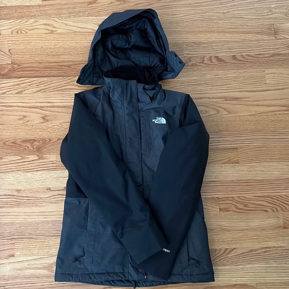 The North Face winter coat. Excellent condition.
